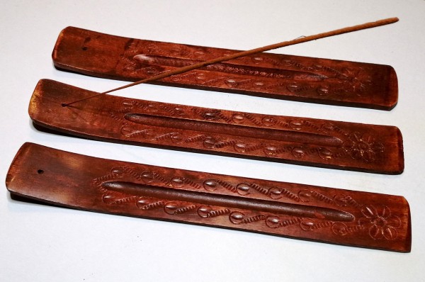 Geschnitzter Räucherstäbchenhalter aus Mangoholz, handgefertigt