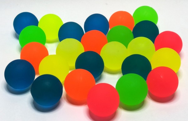 Neon-Flummi in verschiedenen, leuchtenden Farben. 25 mm Durchmesser